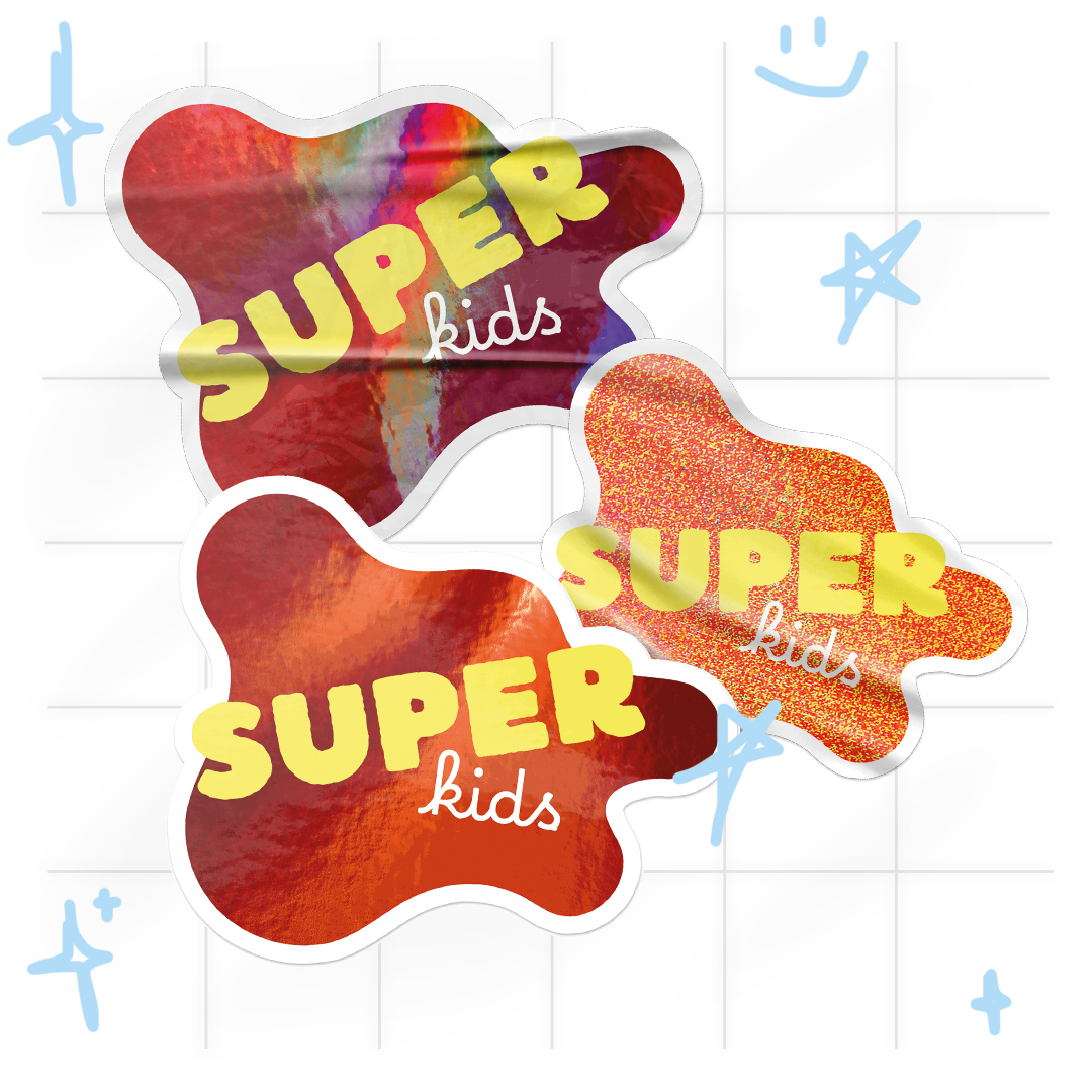 Vlekvormige "Super Kids"-stickers met holografische en glitterafwerking voor Super Kids Paris