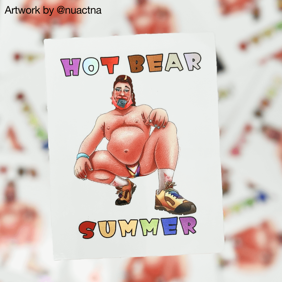 Sticker "Hot Bear Summer" van een bebaarde man die hurkt in een string en wandelschoenen, artwork door @nuactna