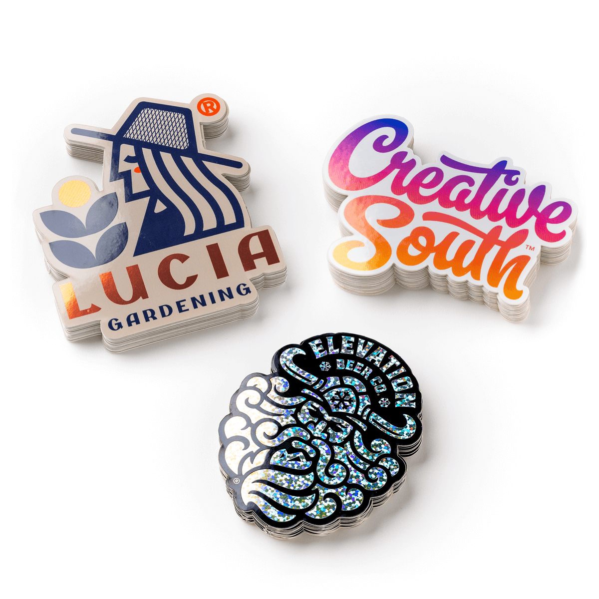 Drie stapels gestanste stickers met logo.