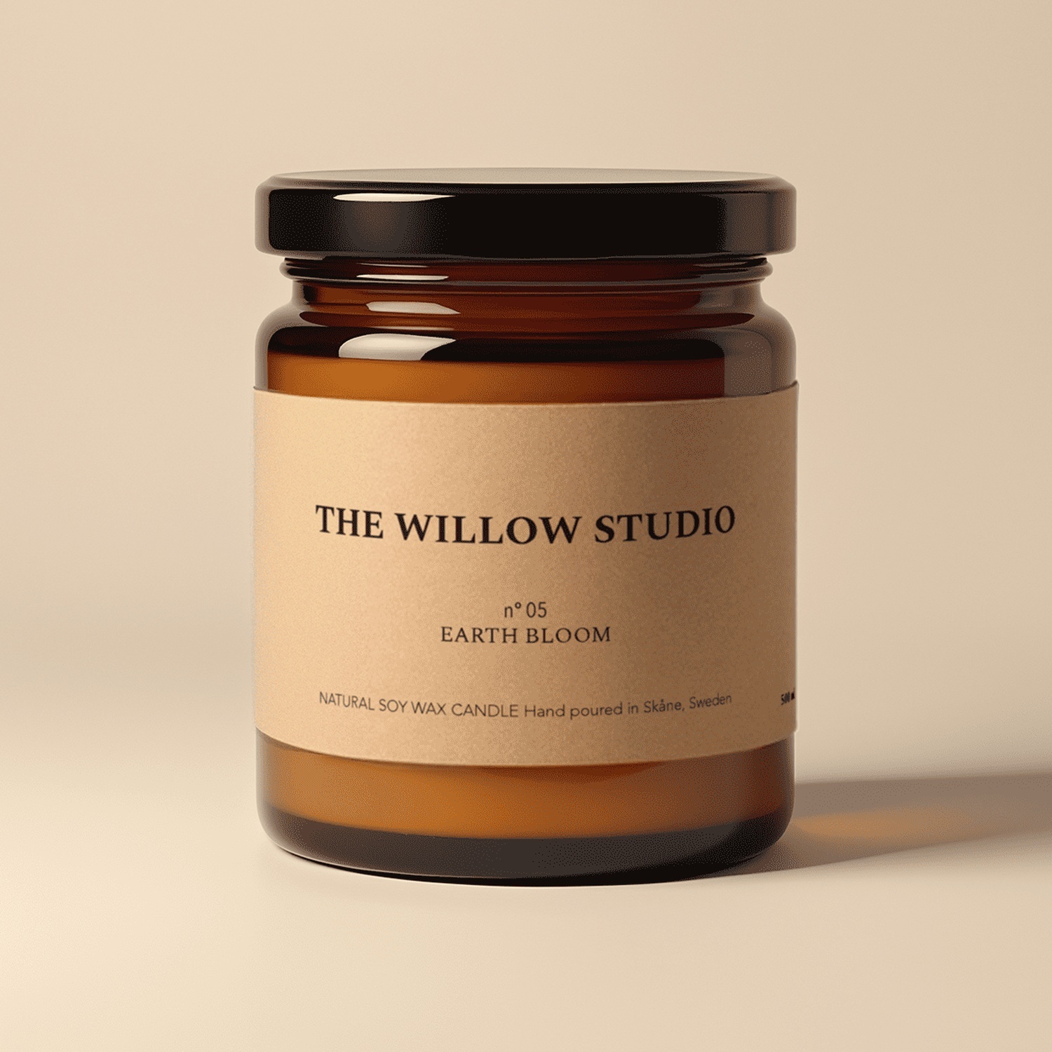 Amberkleurige glazen kaarsenpot met een etiket van kraftpapier voor de Earth Bloom-kaars van natuurlijke sojawas van The Willow Studio