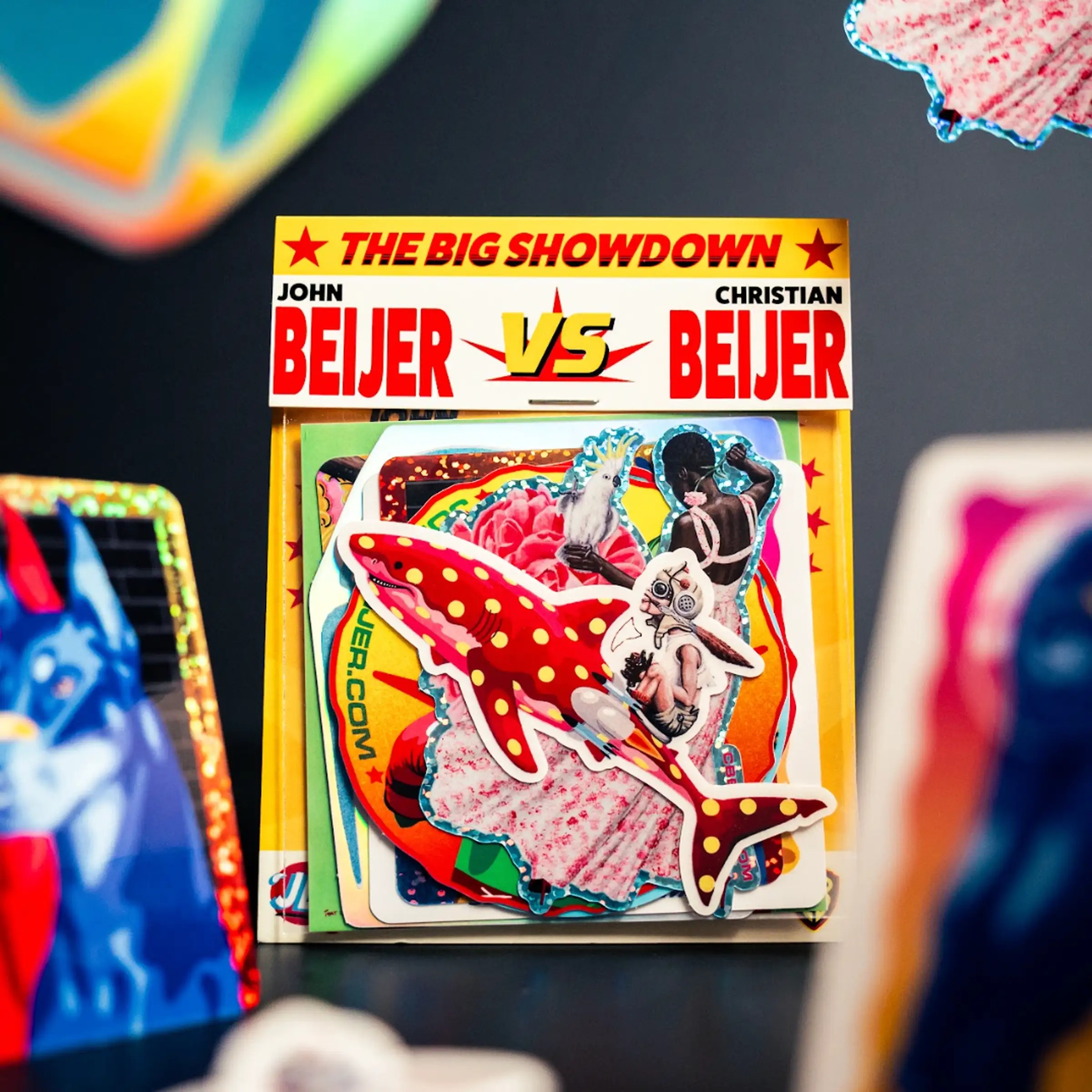 Eigen sticker pack "The Big Showdown" van John en Christian Beijer met glitter- en holografische stickers