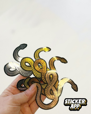 Hand met slangenstickers van geborsteld aluminium in zilver, goud, roségoud en brons