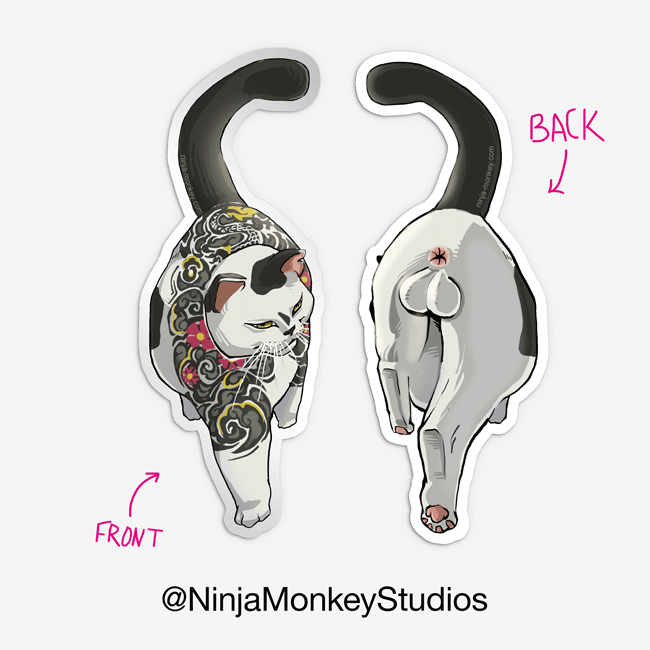 Winnende sticker met rugpapierprint door @NinjaMonkeyStudios: een getatoeëerde kat die op de voorkant naar je toe loopt en op de achterkant van achteren te zien is